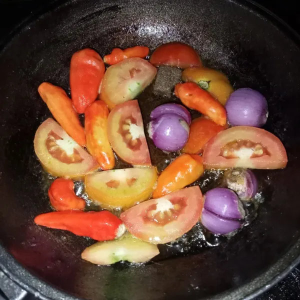Goreng cabai, tomat, bawang merah dan terasi sampai layu.