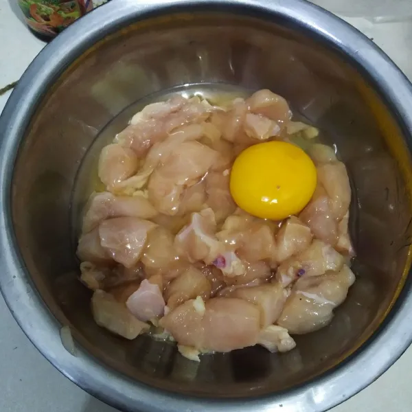 Setelah 20 menit, masukkan telur ke dalam wadah daging tadi, lalu aduk hingga tercampur rata.