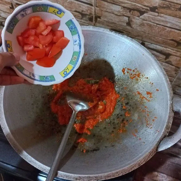 Masukkan tomat yang sudah dipotong kecil-kecil.