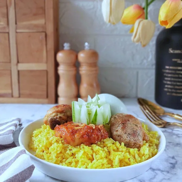 Sajikan nasi kuning dengan aneka lauk sesuai selera. Yummy..