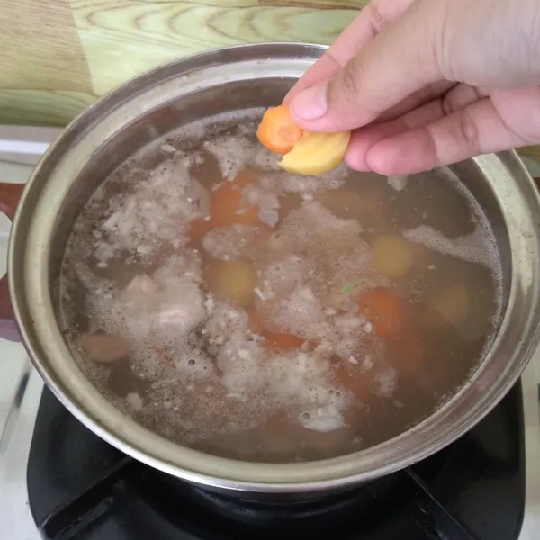 Masukkan wortel , kentang masak hingga empuk .