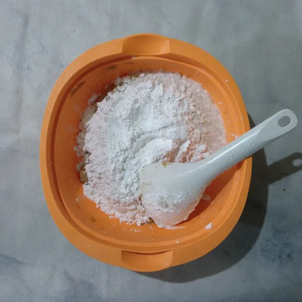 Masukkan bumbu halus, tepung terigu dan tepung tapioka. Aduk hingga tercampur rata.