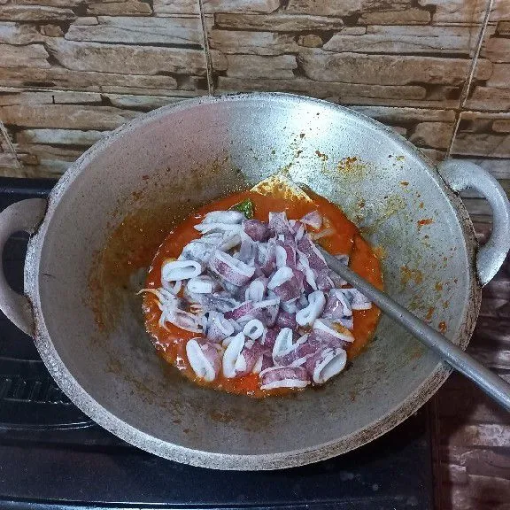 Masukkan cumi. Aduk rata.