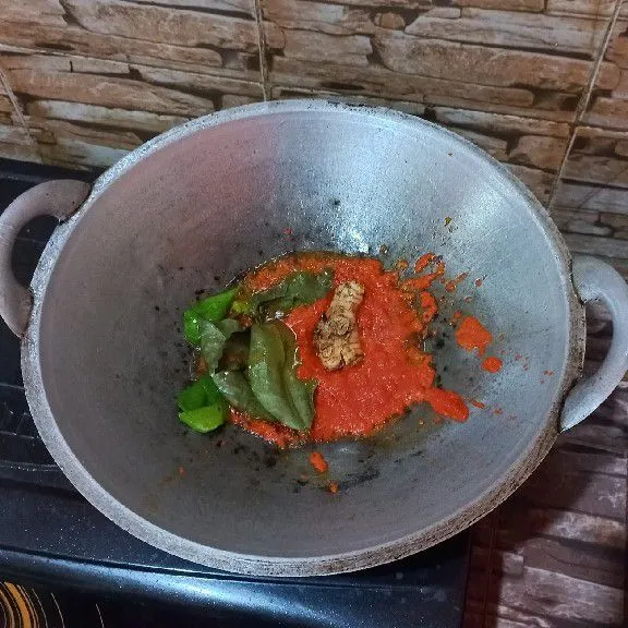 Tumis bumbu, daun jeruk dan daun salam.