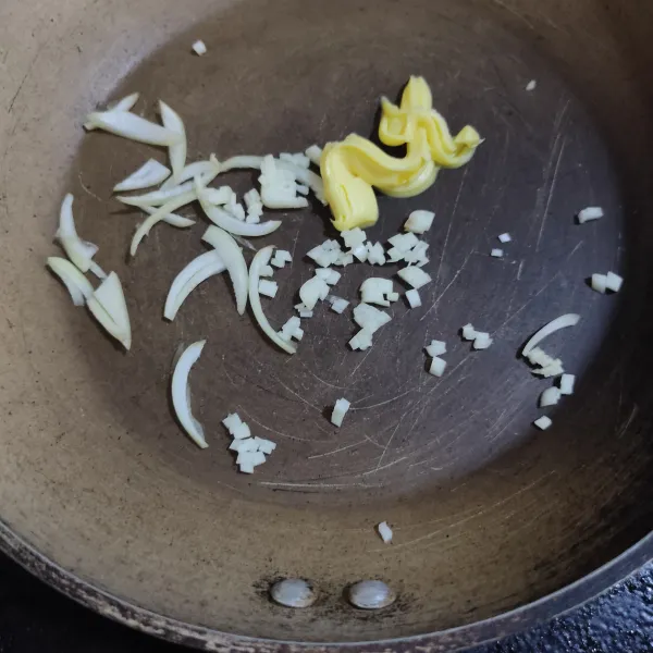 Tumis bawang putih dan bawang bombai dengan margarin hingga harum.