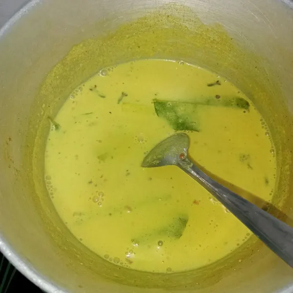 Rebus hingga mendidih sambil diaduk rata. Matikan api.