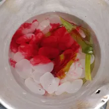 Masak kembali, tambahkan air, gula dan pewarna makanan.