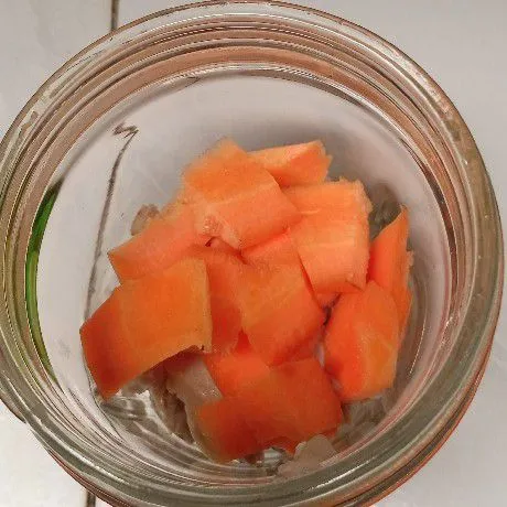 Tambahkan irisan wortel, bawang putih.
