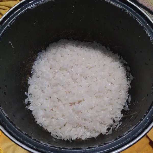 Cuci bersih berasnya, lalu sisihkan.