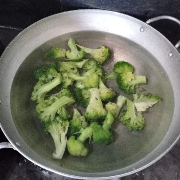 Masukkan brokoli ke dalam air es sebentar lalu buang airnya, tiriskan.