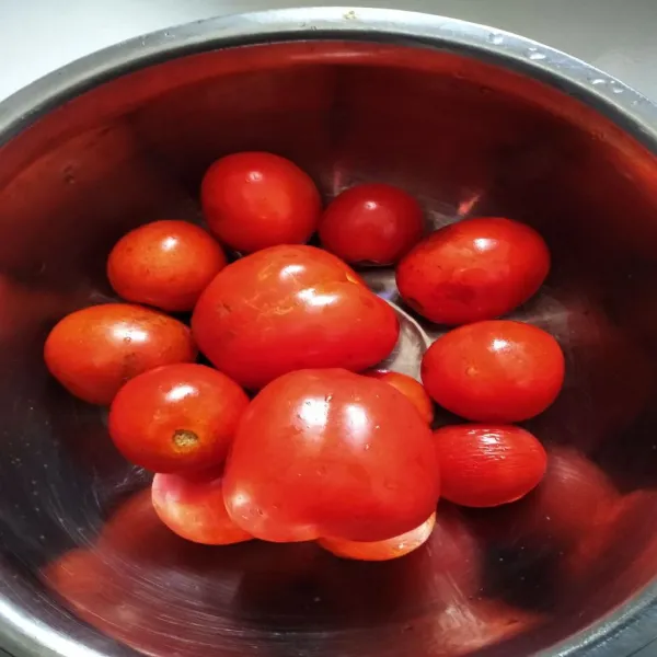 Cuci bersih tomat