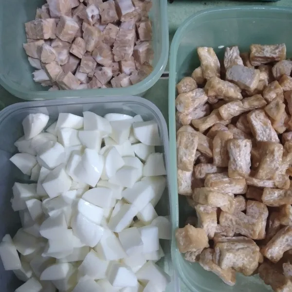 Potong-potong tempe, putih telur dan tahu. Goreng tahu hingga setengah berkulit. Sisihkan dulu.