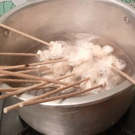 Bentuk adonan di ujung tusuk sate. Rebus sampai mengapung tanda sudah matang. Angkat lalu tiriskan.