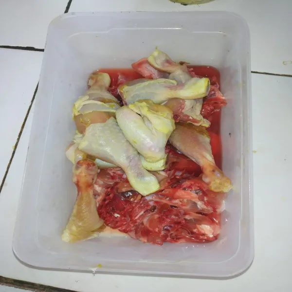 Bumbui ayam yang sudah dipotong dan cuci bersih menggunakan kaldu bubuk, garam dan jeruk nipis. Sisihkan