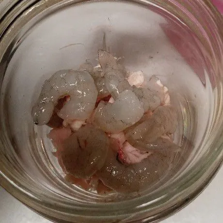 Siapkan udang dan ayamnya. Saya pakai ayam rebus, suwir-suwir. Bersihkan juga udangnya.