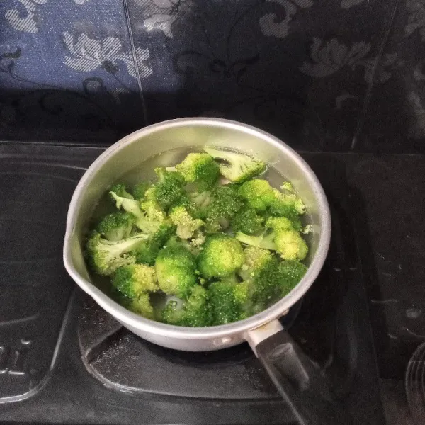 Didihkan air, tambahkan 1/2 sdt garam, masukkan brokoli, masak sebentar saja, kemudian buang airnya.