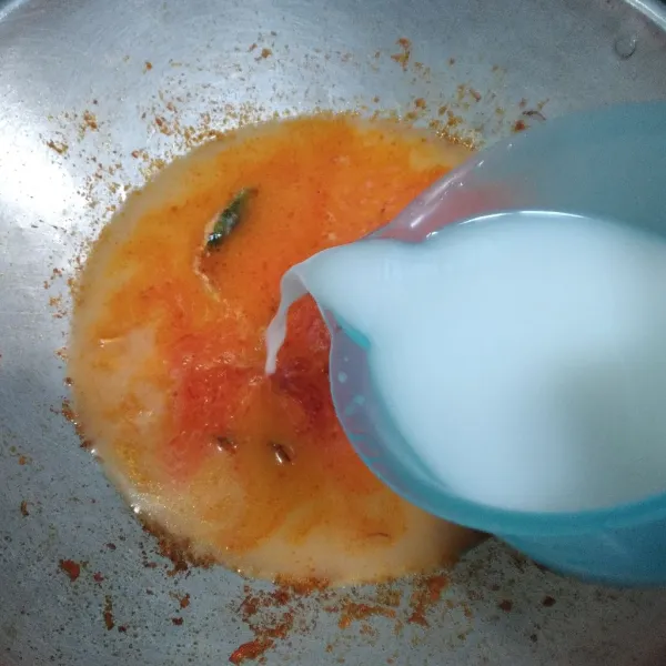 Masukkan santan encer, aduk rata.