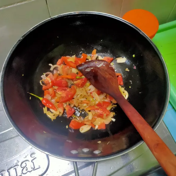 Tumis bawang bombay, bawang putih dan bawang merah hingga harum. Masukkan cabai dan tomat. Aduk sampai tomat layu.