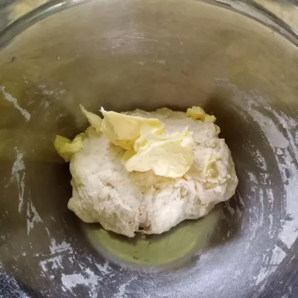 Masukkan margarin, uleni sampai kalis elastis.