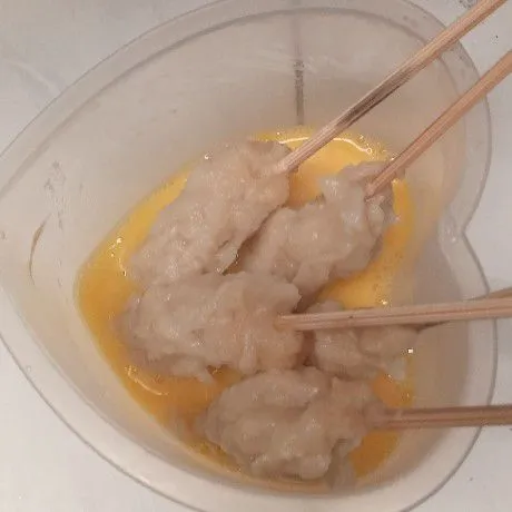 Kocok lepas telur. Lalu masukkan sempol rebus tadi. Kocok sampai terbalur merata.