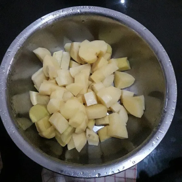 Kupas kentang, potong kecil. Cuci bersih. Didihkan air, rebus kentang sampai empuk.