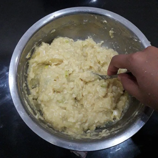 Campurkan kentang dengan bawang putih, daun bawang, keju, maizena, telur, garam dan lada bubuk. Adonan akan lembut ya.