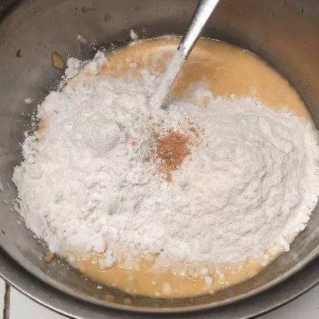Tambahkan tepung terigu dan tepung kanji. Juga garam, kaldu bubuk dan merica bubuk.