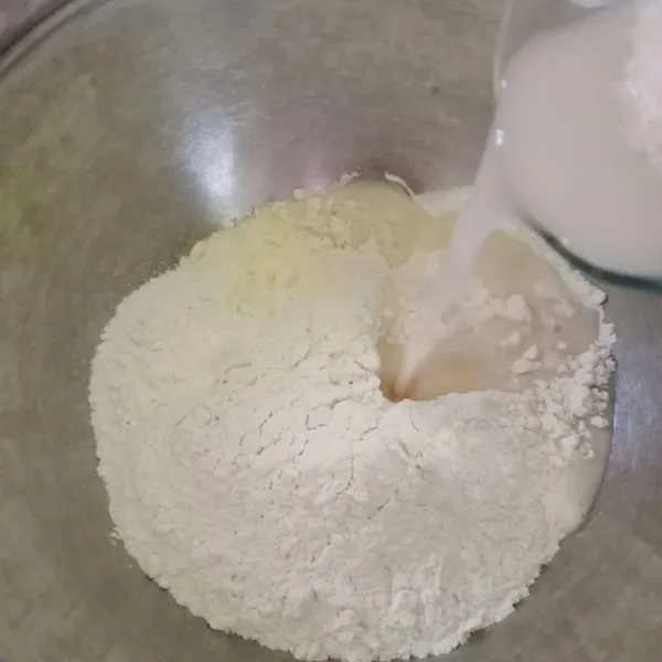 Tuang bahan biang, uleni sampai kalis.