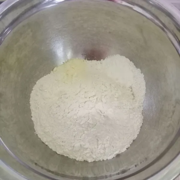 Dalam wadah masukkan tepung terigu, susu bubuk, gula pasir dan tepung maizena, aduk rata.