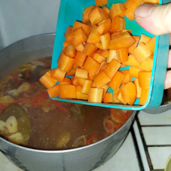 Masukkan wortel, masak hingga agak lunak.