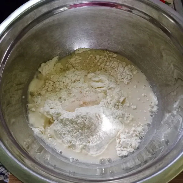 Dalam wadah masukkan tepung terigu, gula pasir, susu bubuk dan tepung maizena, aduk rata. Kemudian tuang bahan biang. Uleni sampai tercampur.