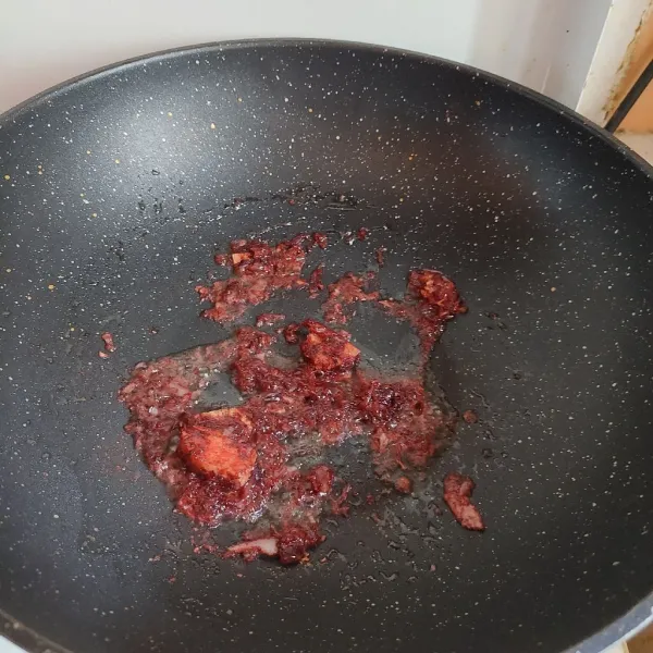 Tumis bumbu halus hingga harum, tambahkan jahe geprek.
