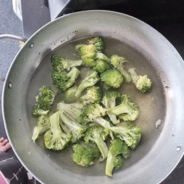 Potong perkuntum brokoli lalu rendam diair garam kurang lebih 5 menit, buang airnya kemudian cuci diair mengalir.