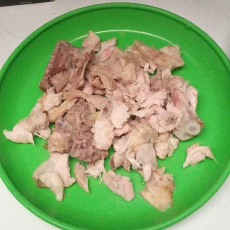Siapkan daging ayam. Ini ayamnya sudah saya rebus sebelumnya. Kemudian suwir-suwir.