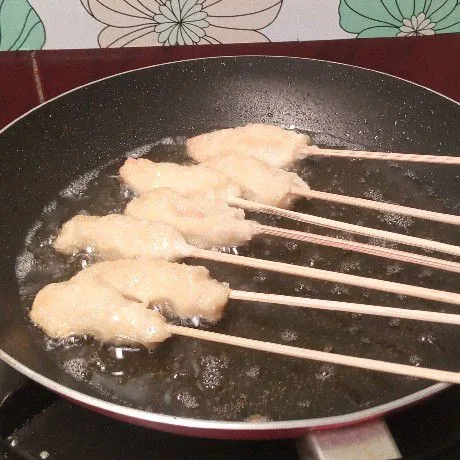 Kemudian goreng, jangan lupa dibolak-balik sampai matang merata. Angkat, tiriskan. Sajikan dengan saos sesuai selera.