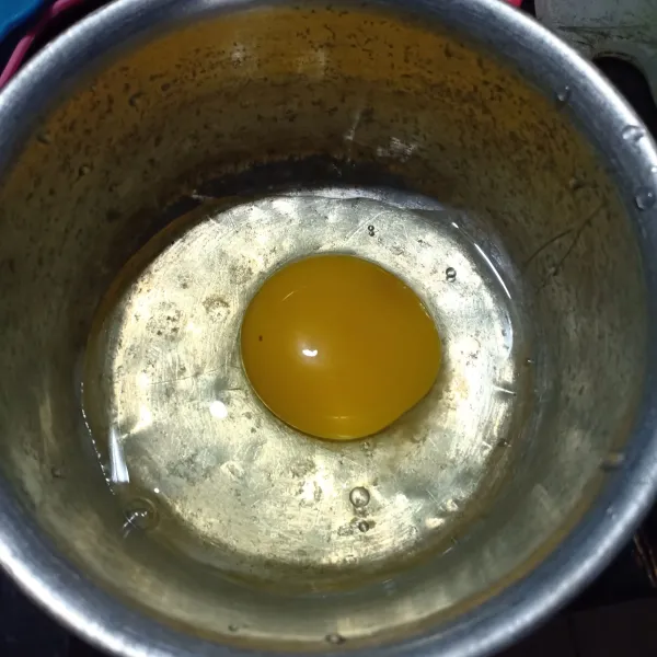 Siapkan telur dalam mangkuk.