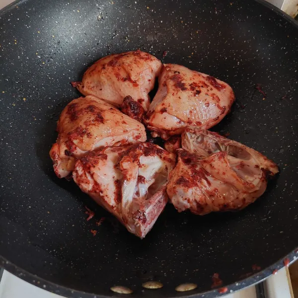Masukkan ayam, masak sambil diaduk hingga bumbu rata dan keluar air dari ayam.