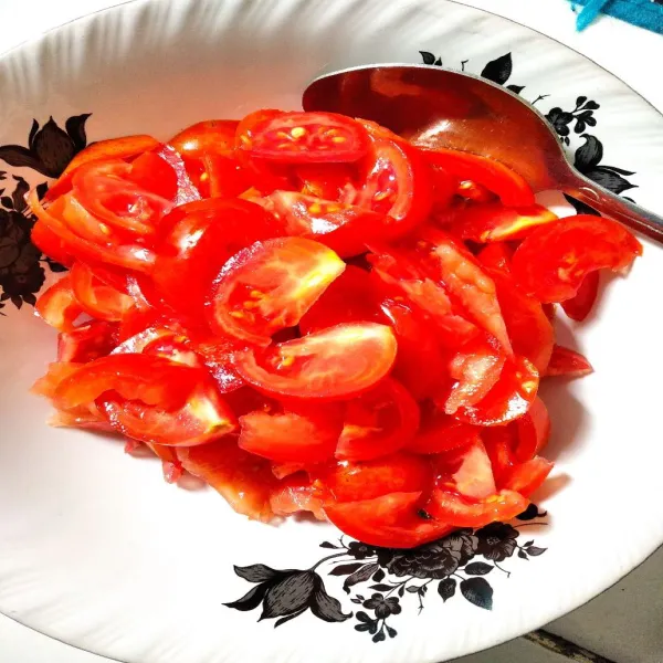 Kemudian potong potong tomat