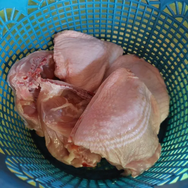 Cuci ayam lalu tiriskan.