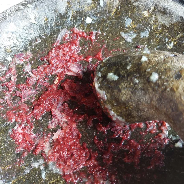 Haluskan bawang merah, bawang putih dan angkak.