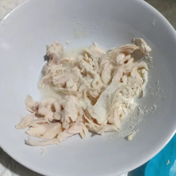 Rendam ayam suir dengan tepung yang sudah dicampur air es.