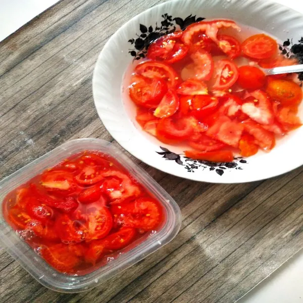 Beri es batu, atau bisa di simpan dulu di lemari es hingga dingin, dan es tomat siap di nikmati