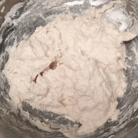Tuang ke wadah. Tambahkan tepung terigu, tepung kanji, garam, kaldu bubuk dan merica bubuk. Aduk sampai tercampur rata. Bisa dites dulu rasanya, bila kurang asin, tambahkan garam.