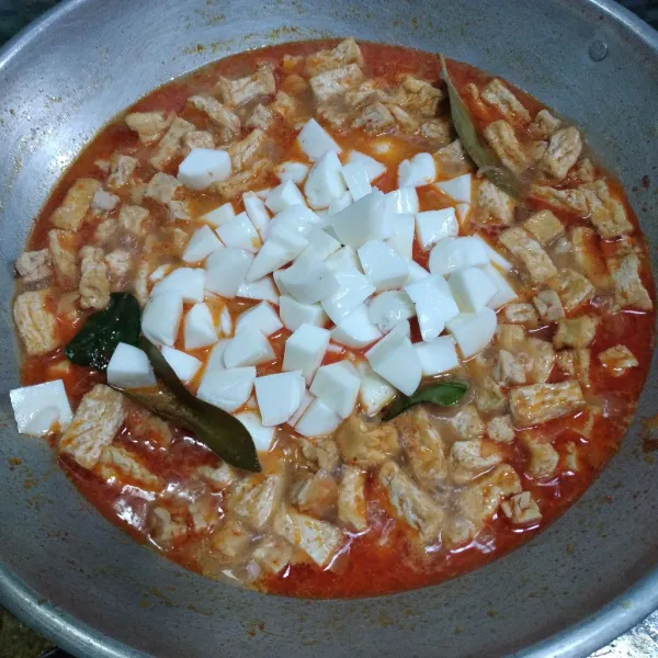 Masukkan putih telur, aduk rata. Masak sebentar.