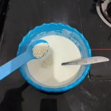 Kemudian masukkan wijen, aduk rata kembali.