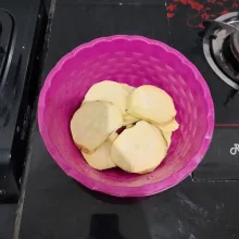 Kupas ubi, lalu iris dan cuci hingga bersih.