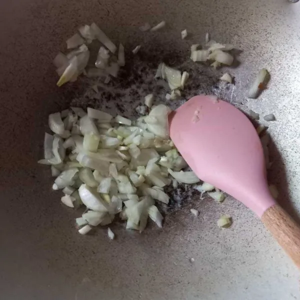 Panaskan minyak, tumis bawang bombai dan bawang putih hingga harum.