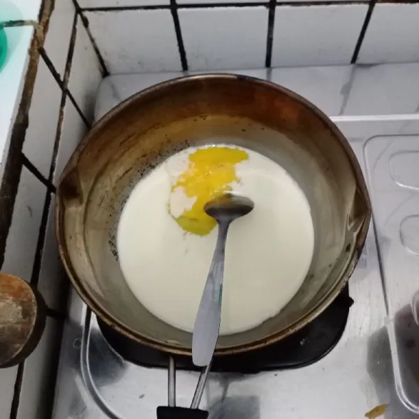 Masukkan telur dan pasta vanila. Aduk rata, jangan sampai berbusa.