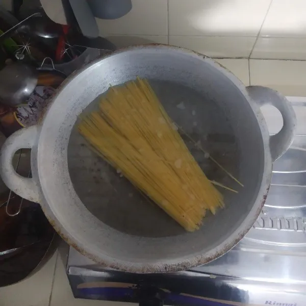 Rebus spaghetti dalam air mendidih lalu sisihkan.