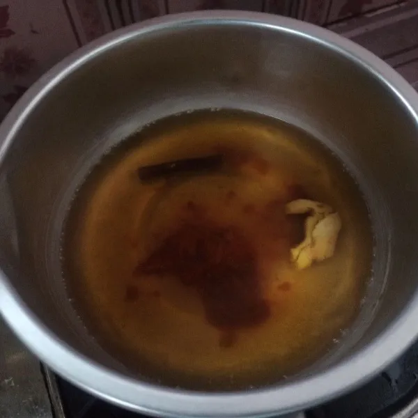 Rebus air, gula merah, gula pasir, garam, kayu manis dan jahe.